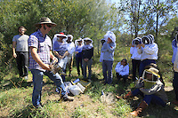 54 In Bathurst, Tim Malfroy's team during a weekend of courses in natural apiculture with the Warré type of hives. This type of hive requires very little intervention on the beekeeper's part. Simple and easy, this technique is ideal for urban beekeepers and has been enthusiastically received in the permaculture milieu in fashion on the east coast.///À Bathurst, l’équipe de Tim Malfroy pendant un week-end de formation à l’apiculture naturelle avec les ruches de type warré. Ce type de ruche demande très peu d’intervention de la part de l’apiculteur. Simple, facile, cette technique est idéale pour les apiculteurs urbains et connaît un engouement certain dans le milieu de la permaculture à la mode sur la côte Est.